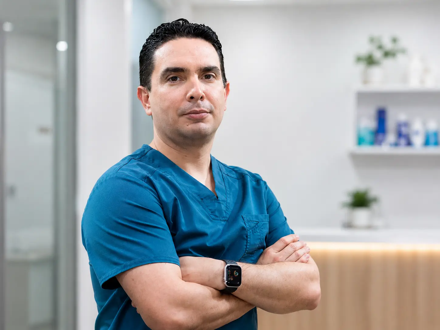 Dr. Alberto Zamora, especialista en procedimientos bariátricos y control de peso en Clínica La Pradera